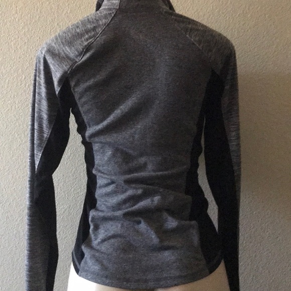 Semi-fitted active wear pullover. - Picture 2 of 4